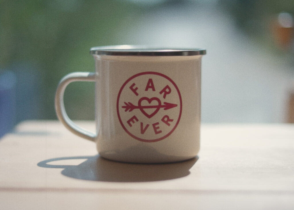 Kaffekop på Jan Korgaards arbejdsbord. Den perfekte kaffe symboliserer Storytellerens dedikation til at skabe autentiske og velbryggede fortællinger.