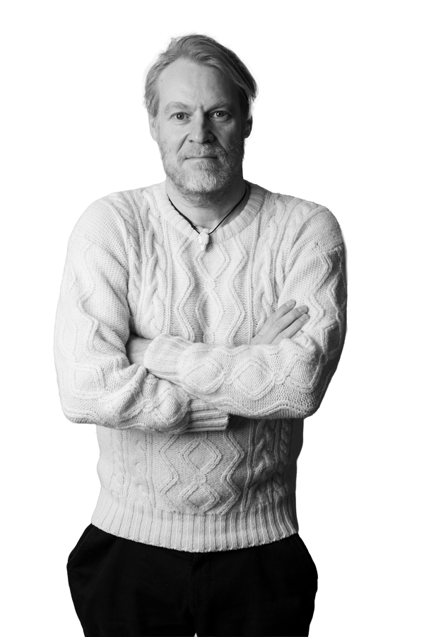 Et karakterfuldt sort-hvidt portræt af Jan Korgaard, der afspejler hans rejse fra dokumentarist i Berlin til strategisk storyteller. Billedet underbygger fortællingen om nærvær og det menneskelige blik.